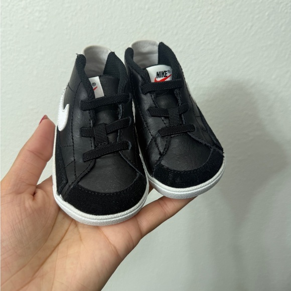 Nike Kids Sneakers in Black and White - Picture 6 of 6